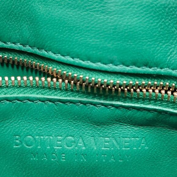 Bottega Veneta Padded Cassette Shoulder Bag in Green Leather - Picture 5 of 9